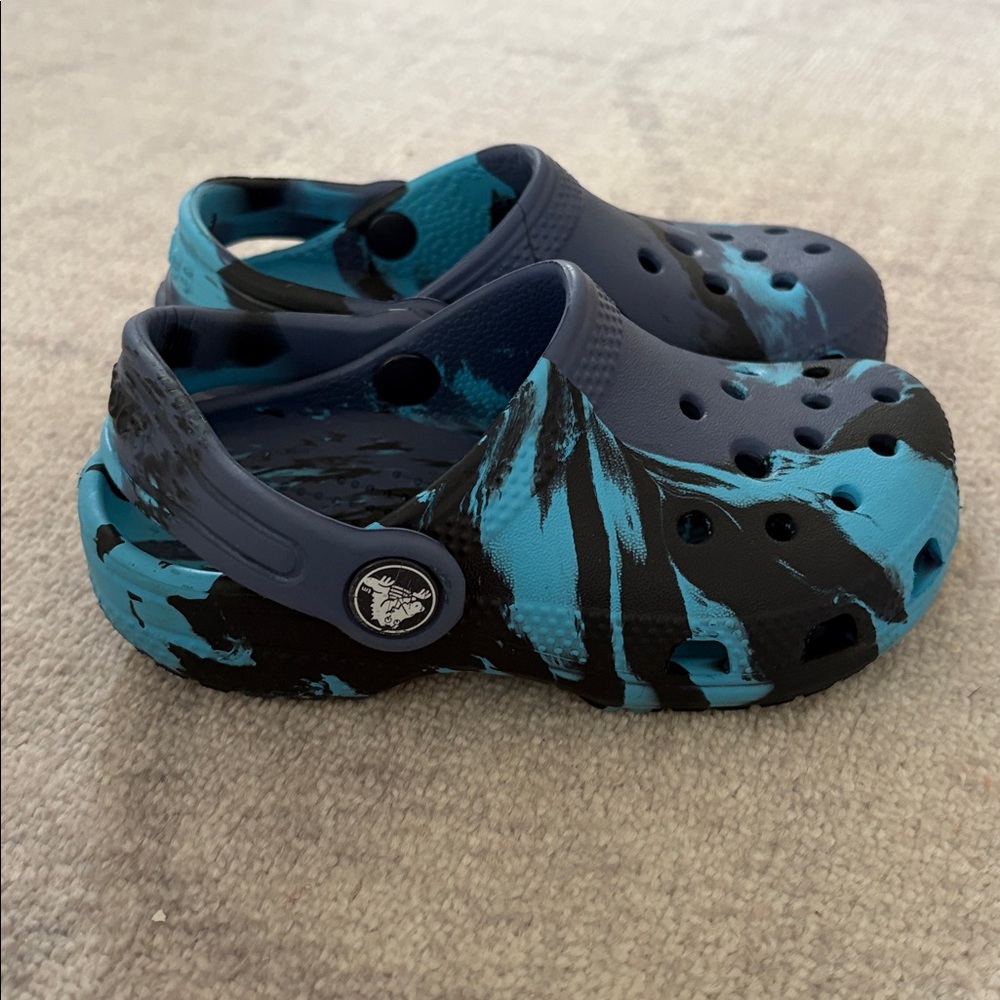 CROCS Kids Blue and Black marble size 9 - Picture 5 of 12